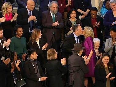 Momento en que la Primera Dama de los Estados Unidos, Jill Biden, comparte un beso con el Segundo Caballero, Douglas Emhoff.