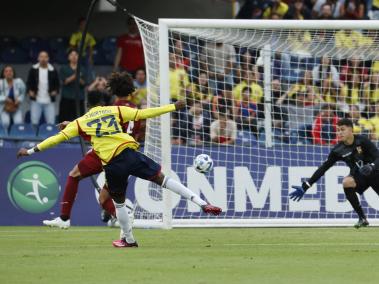 Jorge Cabezas (i) de Colombia patea para anotar un gol.