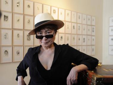 Yoko Ono posa en una de sus exposiciones.