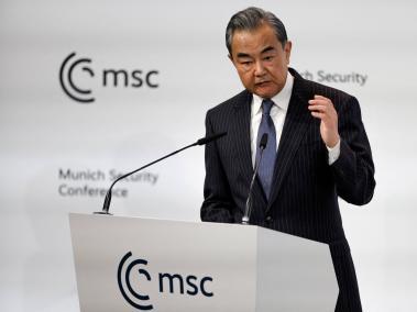 El Director de la Oficina de la Comisión Central de Asuntos Exteriores de China, Wang Yi, pronuncia un discurso en la Conferencia de Seguridad de Munich (MSC) en Munich