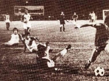 Diego Maradona (der.) le marca al Deportivo Pereira, el 19 de febrero de 1980.