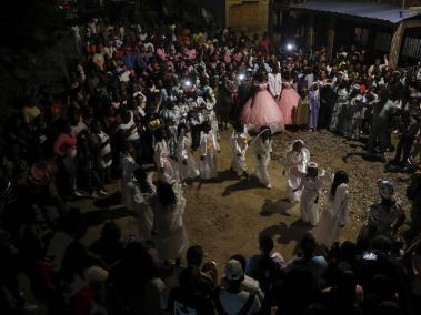En esta celebración se realiza una procesión llena de bailes, disfraces y música en vivo.
