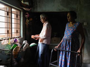 NYT: H.M. Dissanayake y su esposa, Malani Mangalika, redujeron su consumo de alimentos como carne y pescado.