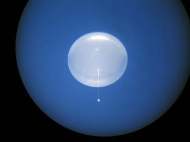 NYT: Un globo de super presión, lanzado por la NASA, flota sobre la Antártida en el 2008, visto por un telescopio.