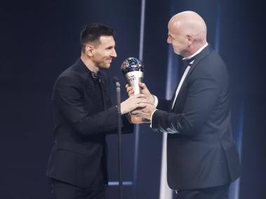 Lionel Messi recibe el premio The Best de manos de Gianni Infantino, presidente de la Fifa.
