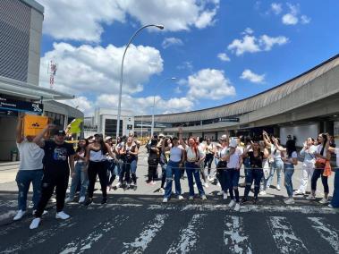 Empleados de Viva Air protestan en el aeropuerto José María Córdova de Rionegro
