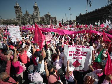 Miles de personas se manifestaron el domingo en México en defensa del Instituto Nacional Electoral (INE).