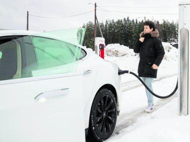 Philip Benassi, dueño de un Tesla, ha tenido problemas con su carro eléctrico en invierno, pero los ha sabido sortear. Petter Berntsen.