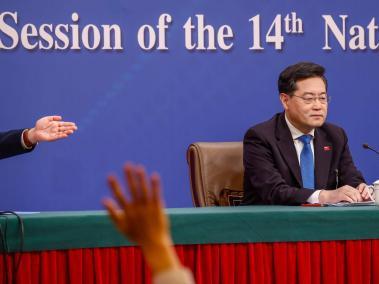 El ministro chino de Asuntos Exteriores, Qin Gang, espera preguntas durante una rueda de prensa en Pekín, China.