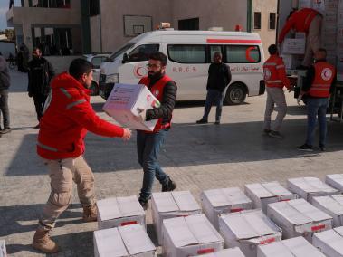 NYT: La Cruz Roja en Latakia, un territorio bajo control del Gobierno, ordena ayuda de Emiratos Árabes Unidos.