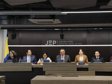 Magistrados de la JEP anunciando la imputación a ex-Farc en el macrocaso 05.