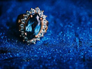 El zafiro se utiliza en joyería para la creación de anillos, pendientes, collares y pulseras, entre otros.