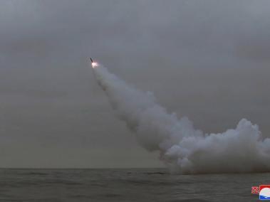 Misil de crucero siendo lanzado desde un submarino norcoreano frente a la costa este.