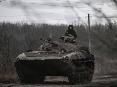Militares ucranianos en un tanque BMP-2 conducen hacia la ciudad de Bajmut.
