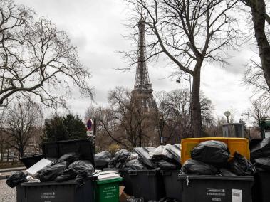Más de 7.000 toneladas de basuras se acumulan hoy en las aceras de la capital francesa.