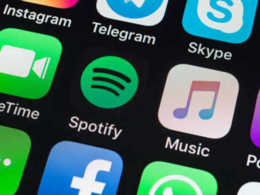 Spotify consta de más de 82 millones de canciones, mientras que Apple Music cuenta con más de 100 millones de canciones en su plataforma.