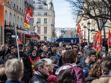 Manifestaciones a las afueras de la Asamblea Nacional, en París, antes de la votación de la reforma del sistema de pensiones.