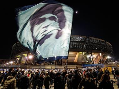 Bandera con la cara de Diego Maradona a las afueras del estadio que ahora lleva su nombre, en Nápoles.