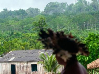 BBC Mundo: Un indígena en la selva amazónica.
