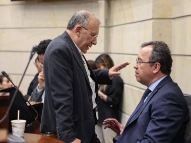 Roy Barreras y Alfonso Prada en la plenaria del Senado este miércoles.