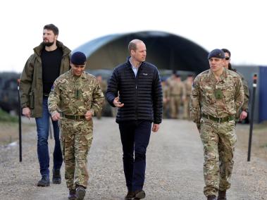 El príncipe Guillermo visita a tropas polacas y británicas