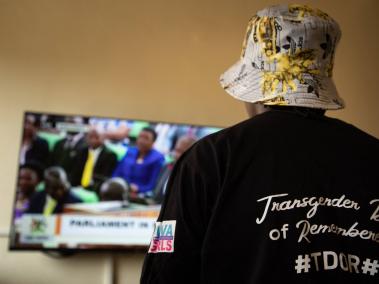 Una persona ve la aprobación de la ley en Uganda en televisión.