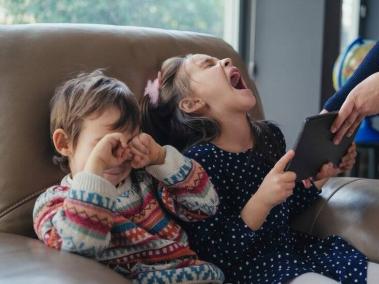 BBC Mundo: Una mujer limita el uso de redes sociales a dos niños en una imagen de archivo