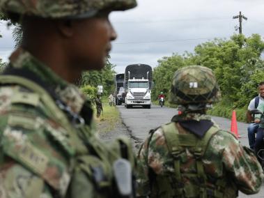 El Ejército patrulla una vía en Carepa, Antioquia, por el accionar del ‘clan del Golfo’.
