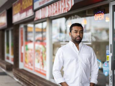 NYT: Suresh Doss, un escritor gastronómico con sede en Toronto, cubre restaurantes propiedad de inmigrantes lejos del Centro.