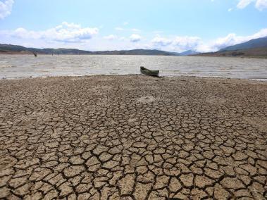 Lago Calima, ubicado en el municipio del Darién, es un embalse artificial. Debido al fenómeno del niño, hubo sequía en 2016.