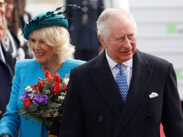 El rey Carlos III junto a la reina consorte Camilla mientras son recibidos por una delegación tras aterrizar en Berlín.