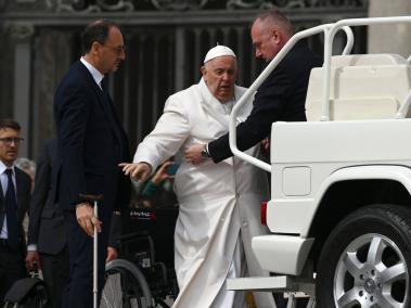 Momento en el que el Papa Francisco es trasladado a un hospital en Roma.