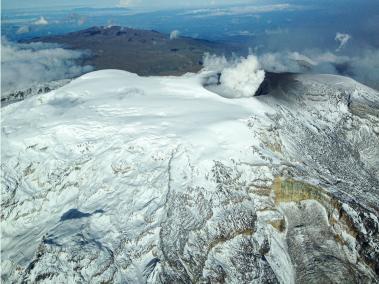 La actividad en el Volcán Nevado del Ruiz está siendo monitoreada por el SGC.