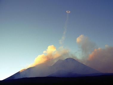 NYT: En el 2000, el monte Etna en Italia lanzó miles de anillos de vapor durante unos meses desde el cráter.