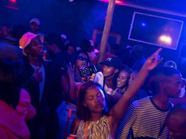NYT: El club nocturno Ocean Canda en Spine Road en Khayelitsha, Sudáfrica, un township afuera de Ciudad del Cabo.