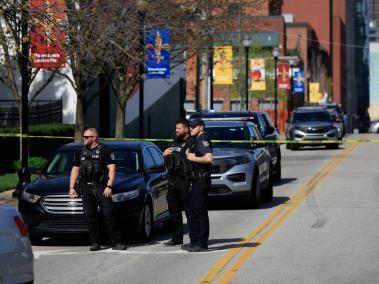Dispositivo policial en Louisville, donde se presentó el tiroteo en la mañana de este lunes.