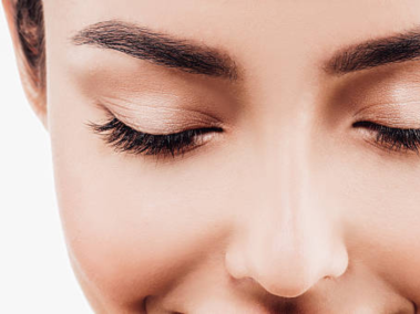 La cejas con las encargadas de enmarcar el rostro y potenciar la belleza de los demás rasgos faciales.