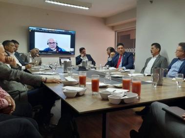 En la noche de este  miércoles, Danilo Rueda y 10 exjefes paramilitares se reunieron. Acordaron una mesa de seguimiento al proceso de reinserción.