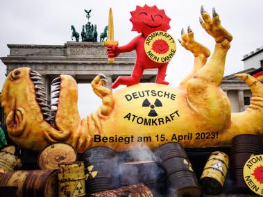 Activistas exhiben obra a favor del fin de la energía nuclear.