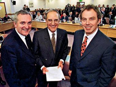 Los primer ministros irlandés y británico B. Ahern y T. Blair, y el senador de EE. UU. George Mitchell