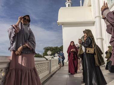 NYT: Las redes sociales han alimentado el movimiento Hijrah en Indonesia. Posando para fotos en una mezquita, en Padang.