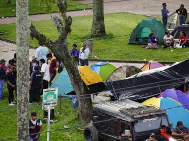 Ahora acampan en el Parque Olaya mientras aguardan una cita con Mineducación.