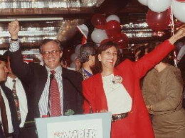 Ernesto Samper durante la campaña presidencial junto a su esposa Jacquim