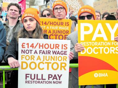 Médicos jóvenes protestan el 11 de abril en Londres por sus condiciones laborales.