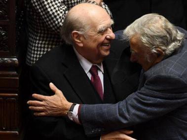 Los expresidentes Julio Sanguinetti (i.) y José Mujica durante su última sesión como senadores.