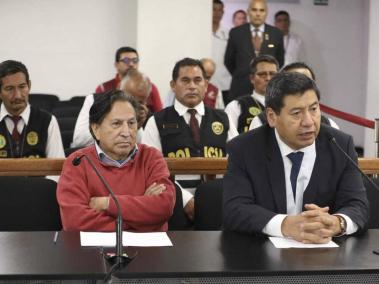 Expresidente peruano Alejandro Toledo (izq), durante una audiencia de control de identidad en Lima.