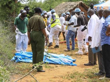 Fosas en el bosque costero de Shakahola, en Kilifi, Kenia, el 23 de abril de 2023. Según la policía, 18 cuerpos más fueron exhumados el 23 de abril, elevando a 39 el recuento de cadáveres recuperados.