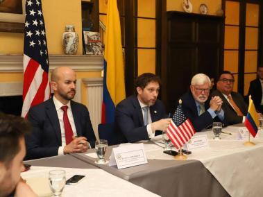 Juan González, Jonathan Finer y Chris Dodd, miembros de la delegación de Estados Unidos en la Conferencia sobre Venezuela.