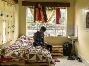NYT: Mbajjwe Nimiro Wilson, de 24 años, un hombre gay de Uganda, huyó a una casa segura en Kenia tras ser amenazado por una turba.