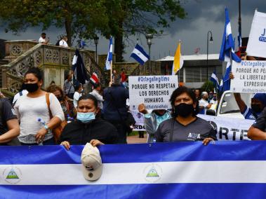 Martha Lira, primera de izquierda a derecha, participa en una marcha en San José, Costa Rica, pidiendo justicia por el asesinato de su hijo.